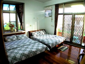 Habitación cuádruple | Escritorio, wifi gratis y ropa de cama 