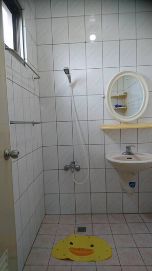 Habitación Business | Baño | Artículos de higiene personal gratuitos, secador de pelo y zapatillas