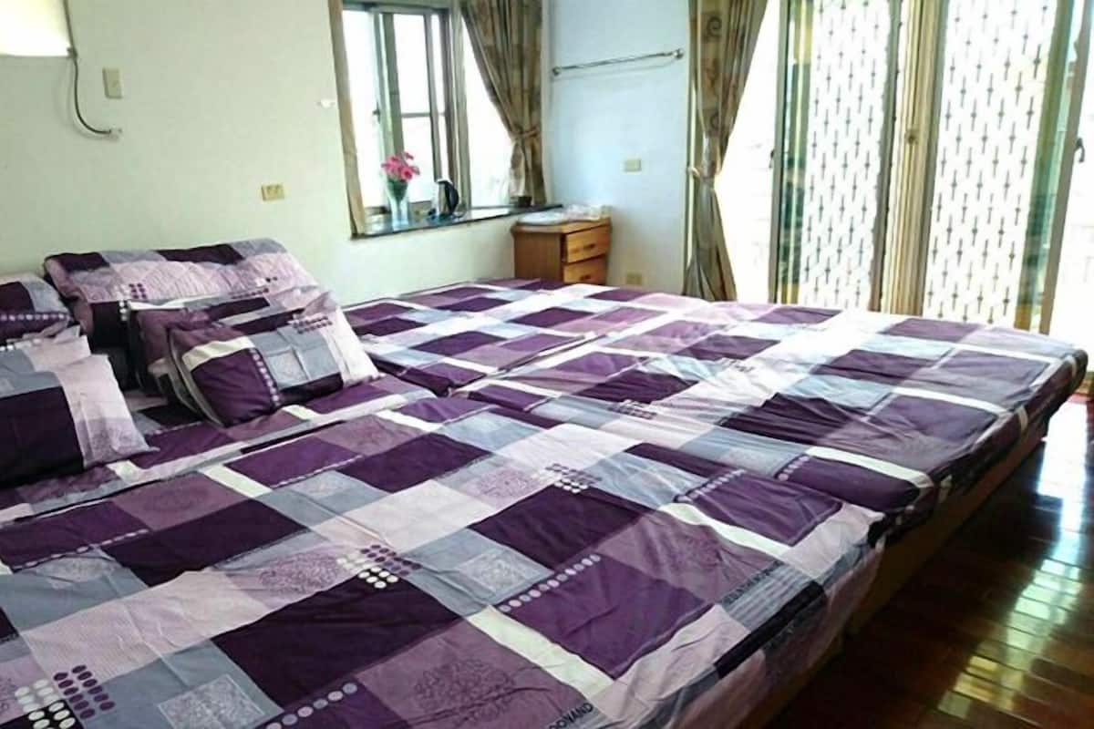 Habitación familiar | Escritorio, wifi gratis y ropa de cama