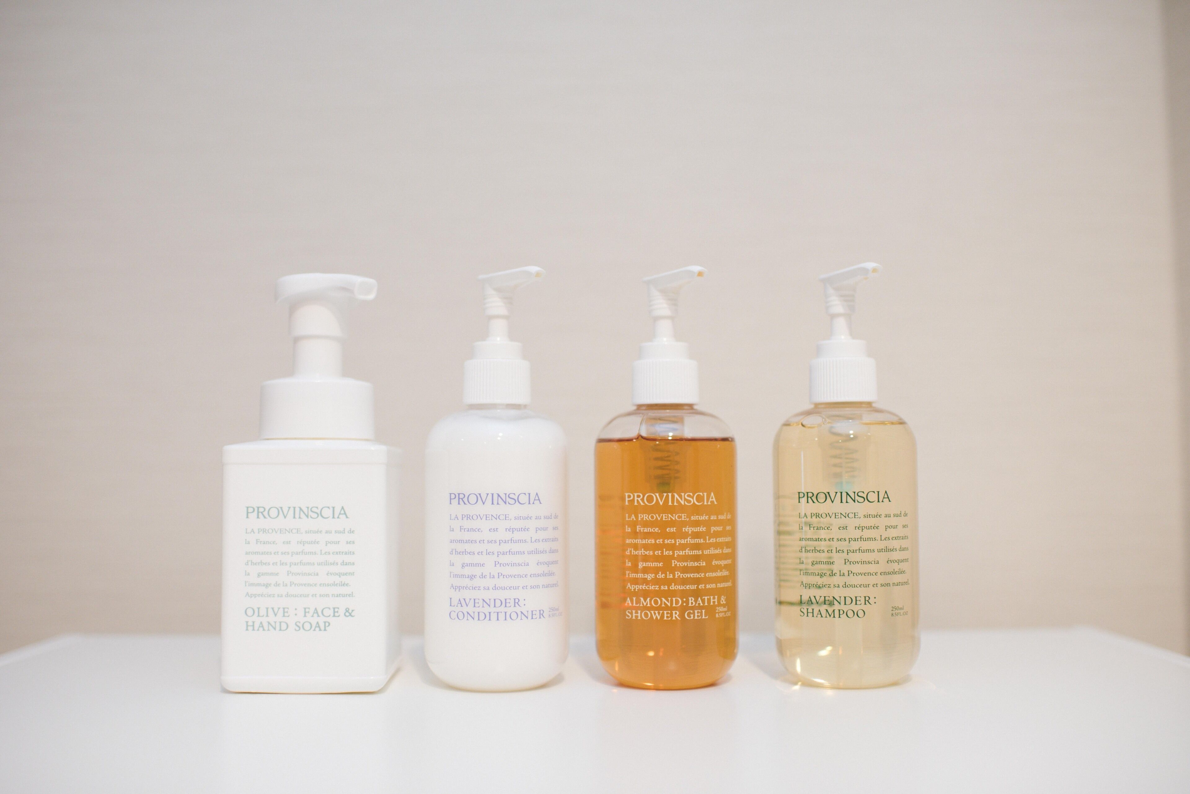 Vier Flaschen Provinciaprodukte: Oliven-Gesichts- und Handseife, Lavendel-Spülung, Mandel-Bade- und Duschgel sowie Shampoo.
