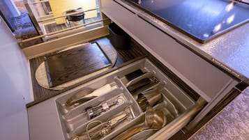Una cocina con estufa integrada, un lavamanos y una encimera.