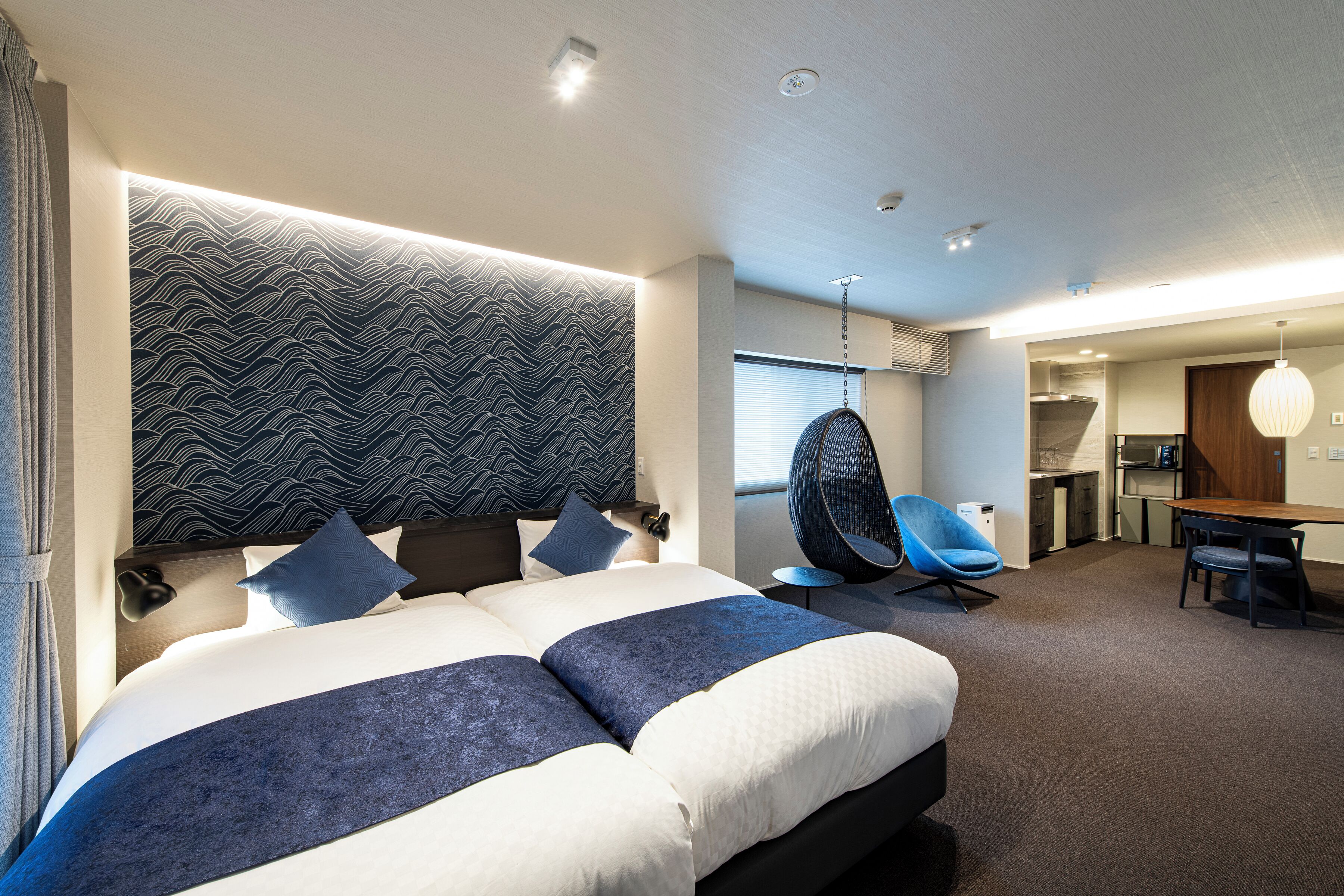 Kalis bunyi, seterika/papan seterika, katil bayi/kot (percuma) 