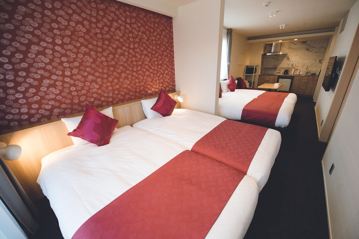 Quad Room | 2 bedrooms, soundproofing, iron/ironing board, free cribs/infant beds