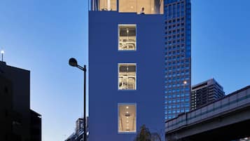 Un bâtiment moderne, facilement reconnaissable à son grand panneau indiquant « 9h », à ses nombreuses fenêtres et à son entrée bien visible.