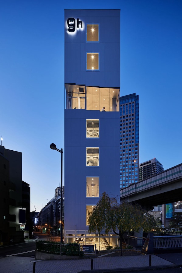 Un bâtiment moderne, facilement reconnaissable à son grand panneau indiquant « 9h », à ses nombreuses fenêtres et à son entrée bien visible.