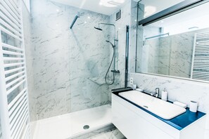 Luxury Penthouse | Bathroom | Separate tub and shower, free toiletries, hair dryer, towels