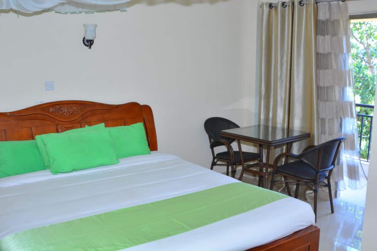 Superior Single Room | Desk, soundproofing, iron/ironing board, free WiFi