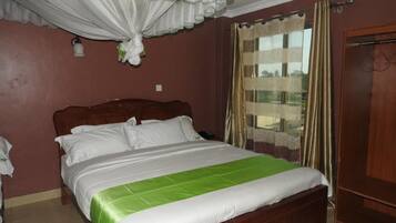 Superior Double Room | Desk, soundproofing, iron/ironing board, free WiFi