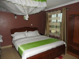 Superior Double Room | Desk, soundproofing, iron/ironing board, free WiFi