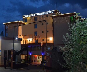 施設の正面 (日没後)