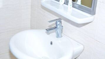 Regadera, regadera tipo lluvia, amenidades de baño gratuitas, pantuflas