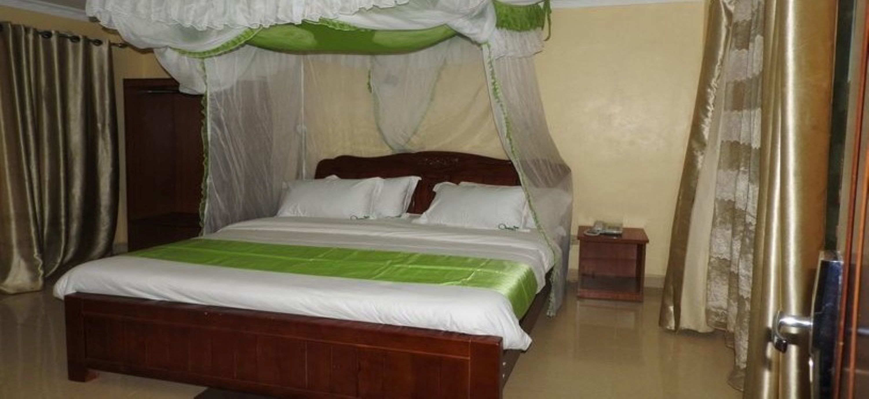 Desk, soundproofing, iron/ironing board, free WiFi
