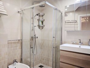 Superior Apartment, 1 Bedroom, Non Smoking, Private Bathroom | Bathroom