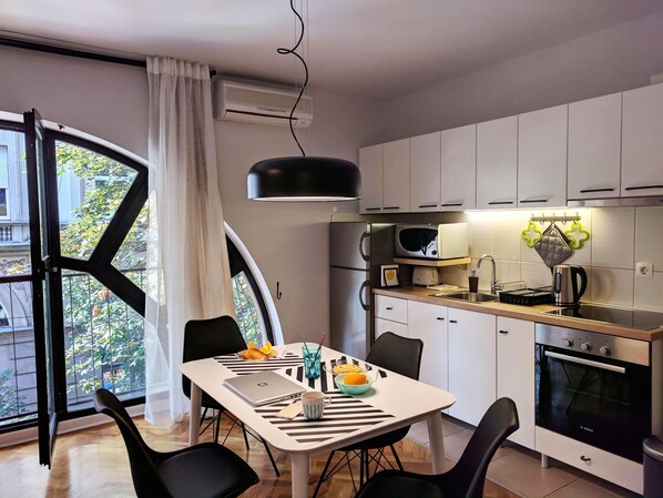 Superior Apartment, 1 Bedroom, Non Smoking, Private Bathroom | In-room dining