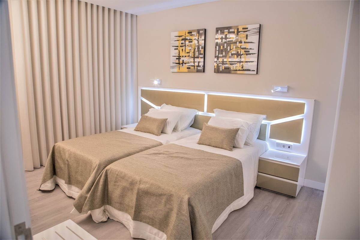 2 bedrooms, minibar, in-room safe, desk