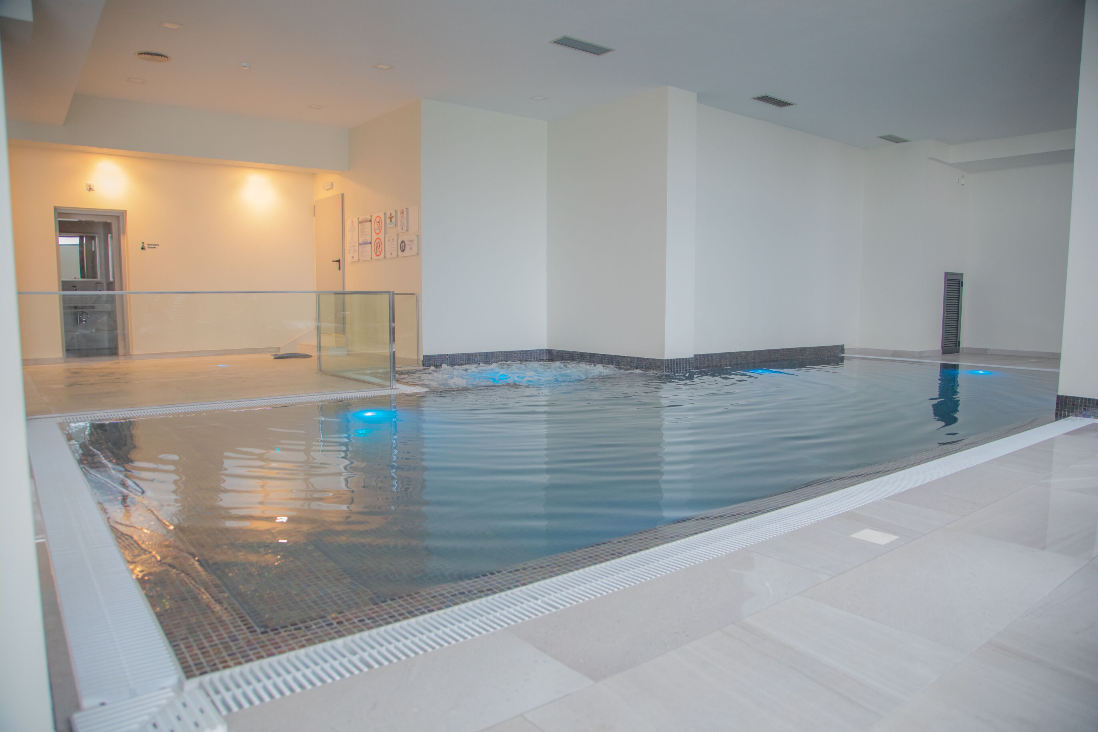 indoor pool, 3 outdoor pools