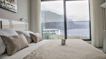 Double Room, 1 Katil Kelamin (Double), Partial Ocean View | 2 bilik tidur, bar mini, peti besi dalam bilik, meja