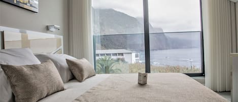 Habitación doble, 1 cama matrimonial, vista parcial al océano | Minibar, caja de seguridad en la habitación y escritorio