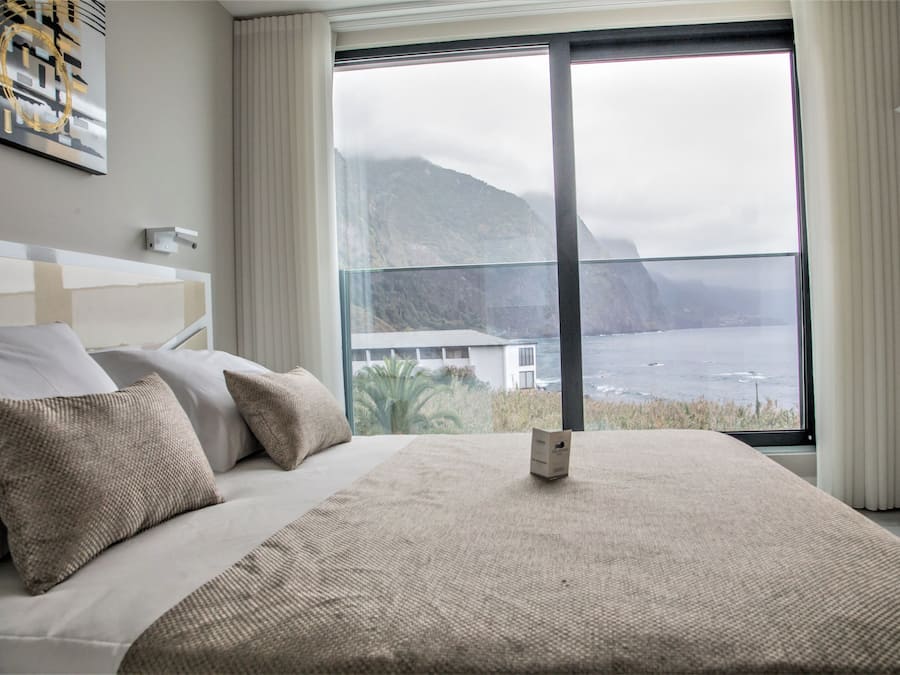 Quarto casal, 1 cama de casal, vista parcial para o oceano | Frigobar, cofres nos quartos, escrivaninha