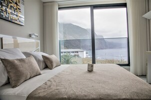 Quarto casal, 1 cama de casal, vista parcial para o oceano | Frigobar, cofres nos quartos, escrivaninha