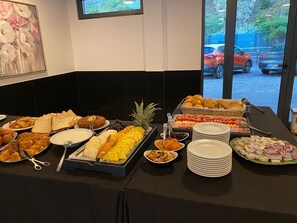 Tägliches Frühstücksbuffet (8 EUR pro Person)