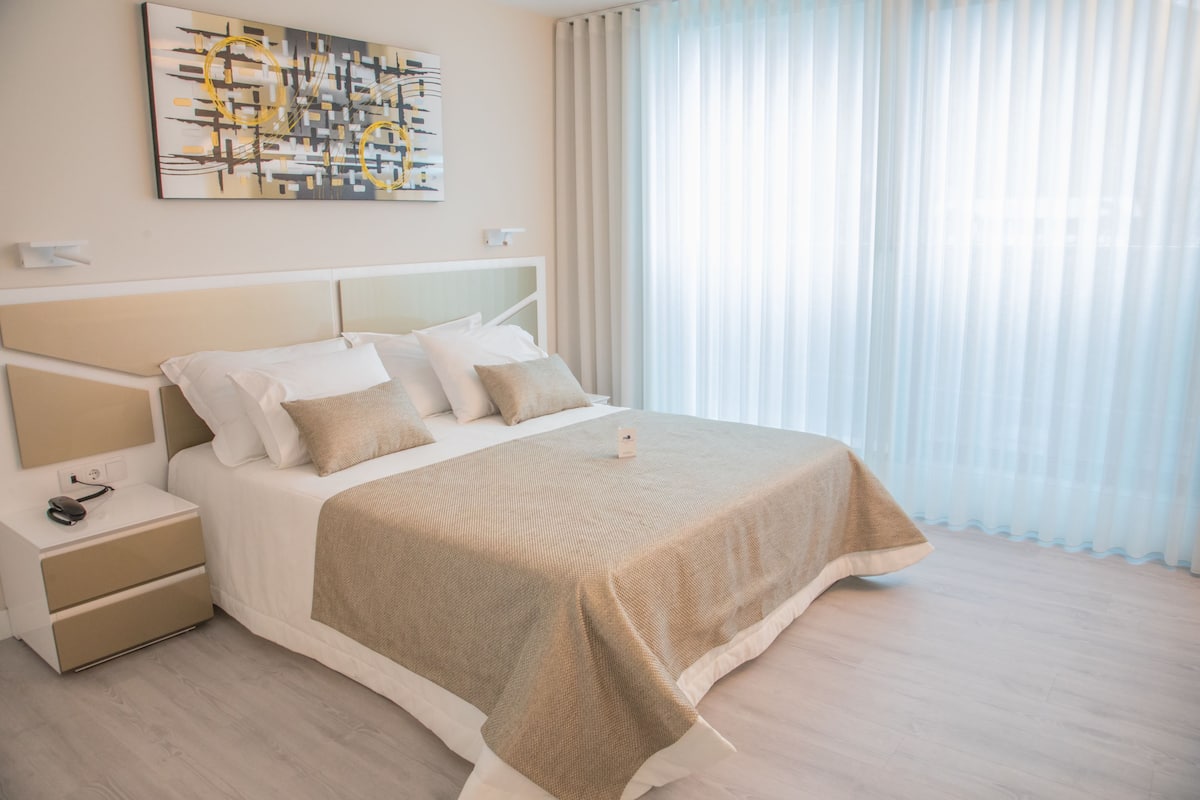 2 bedrooms, minibar, in-room safe, desk