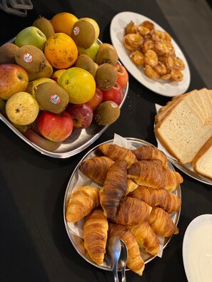 Petit déjeuner buffet (8 EUR par personne)