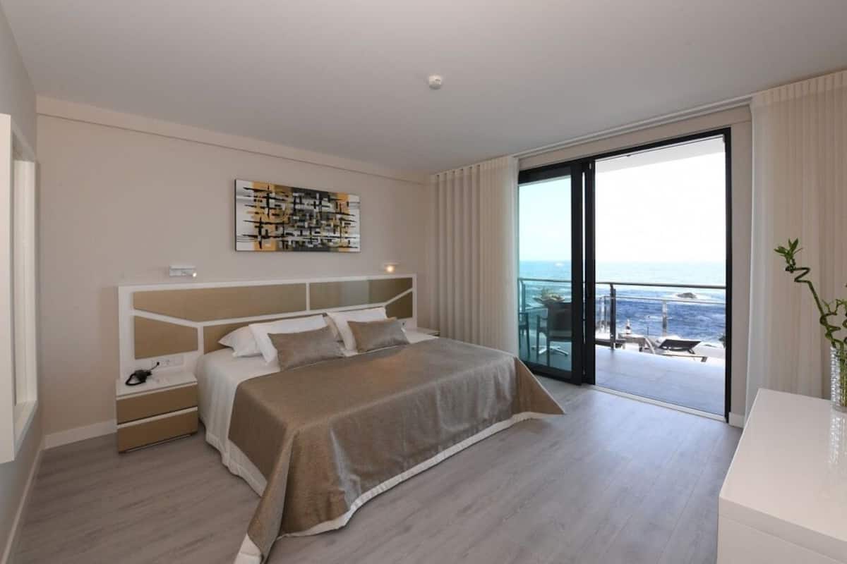 double room, ocean view | minibar, in-room safe, desk, laptop workspace