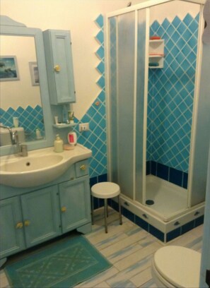 Douche, bidet, papier toilette
