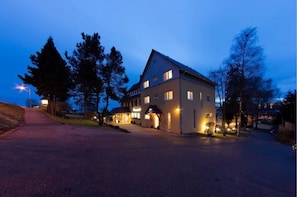 Fachada da propriedade à noite