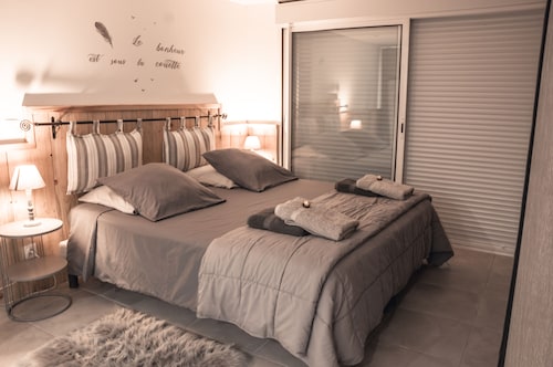 Cocooning cottage with Balnéo 2 places, private pool and wooden terrace