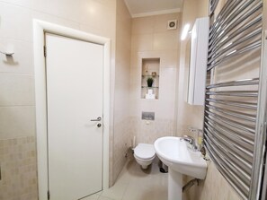 Appartement Ville, 1 chambre, terrasse, vue ville | Salle de bain | Douche, articles de toilette gratuits, sèche-cheveux, chaussons