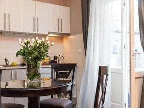 City Apartment, 1 Bedroom, Terrace, City View | In-room dining