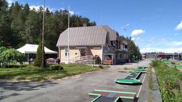 A building with a sloped roof and a sign reading "SAVONLINNA".