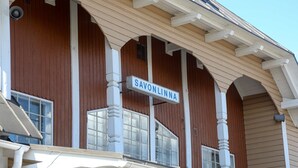 Een gebouw met een bord waarop 'SAVONLINNA' staat.