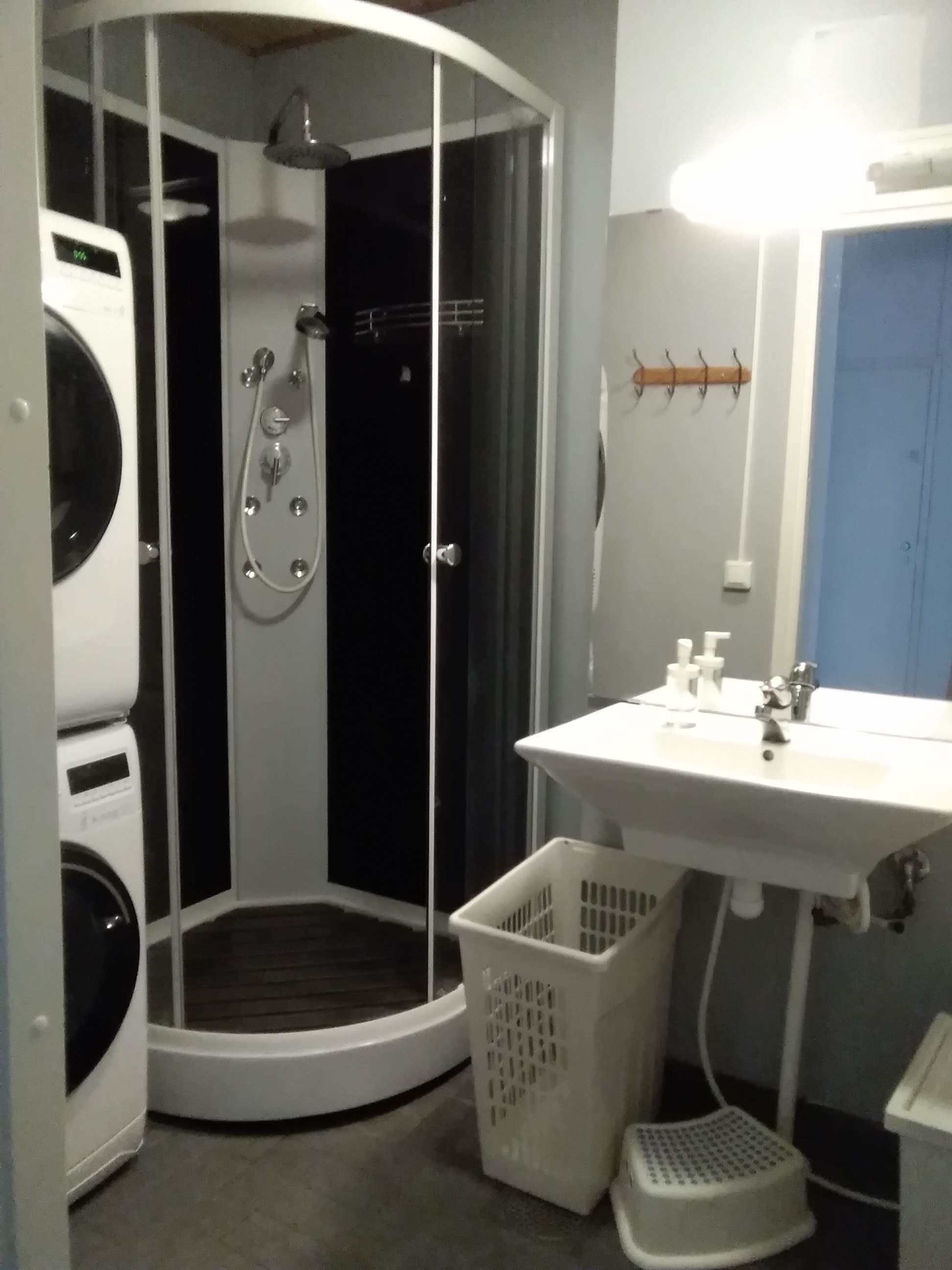 Chambre Double ou avec lits jumeaux, salle de bains commune | Salle de bain | Douche, bidet, serviettes fournies