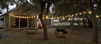 Rustic River Cabin under the Oaks and just a short walk to the river.