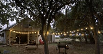 Rustic River Cabin sous les Oaks et Ă quelques pas de la riviĂšre.