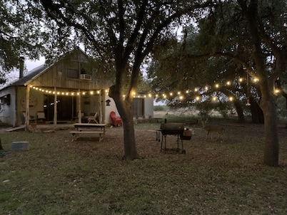Rustic River Cabin under the Oaks and just a short walk to the river.