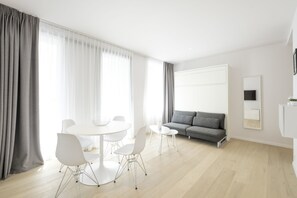 Studio Suite | Living area | Flat-screen TV - White Studio (Brussels)