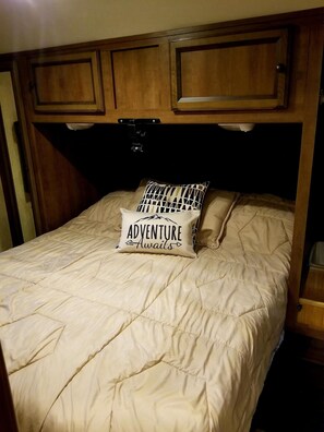 1 habitación, camas con efecto memoria y tabla de planchar con plancha 