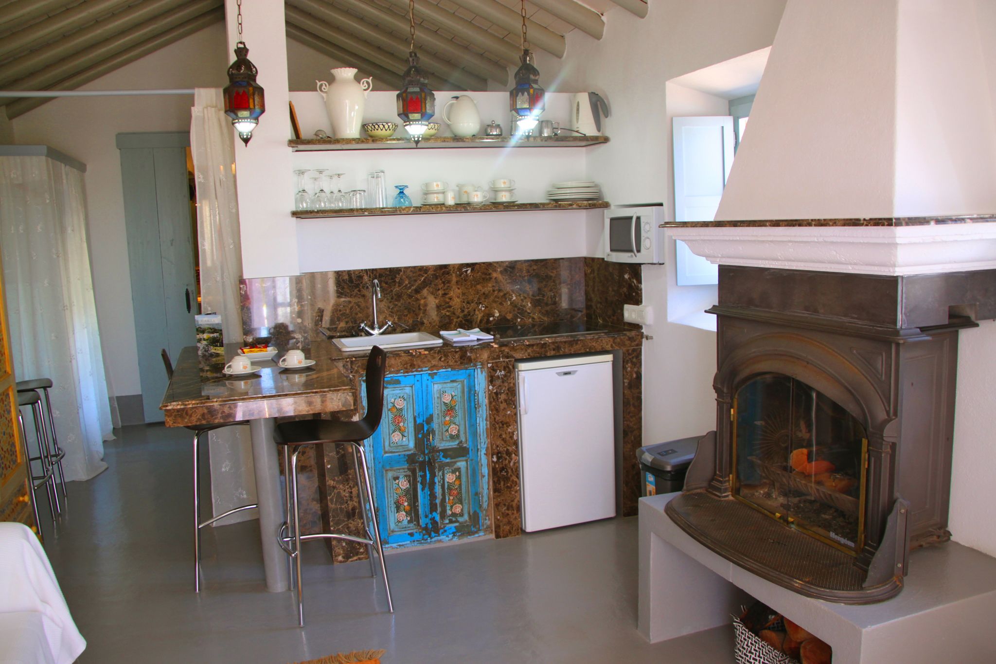 deluxe studio suite (2) | private kitchenette | electric kettle