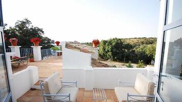 Habitación Familiar Terraza con Vistas | Geluiddichte muren, gratis wifi, beddengoed