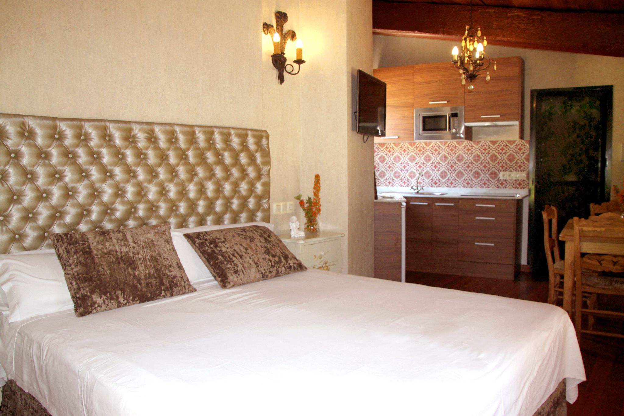 deluxe studio suite (2) | soundproofing, free wifi, bed sheets