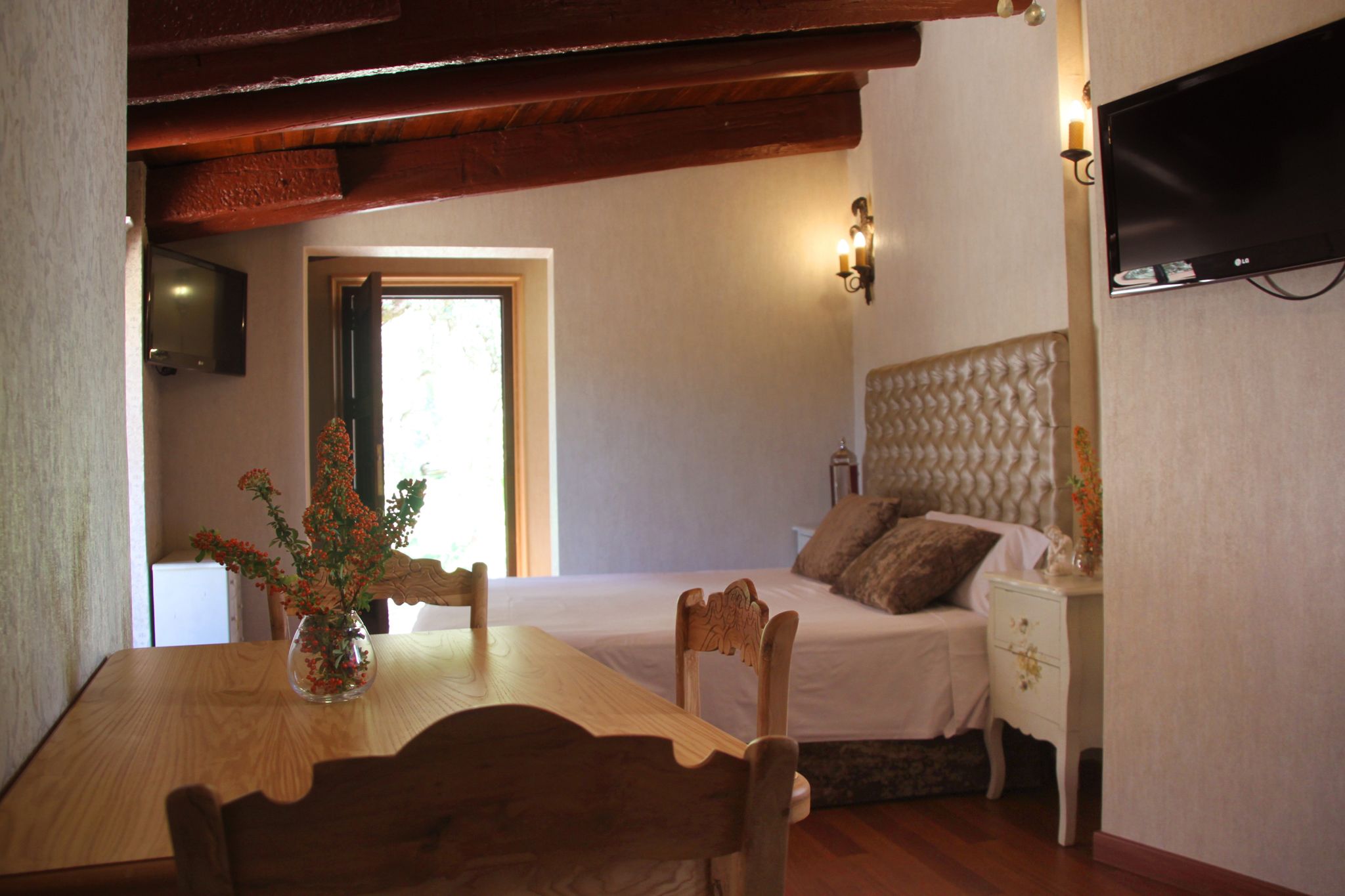 deluxe studio suite (2) | living area | flat-screen tv