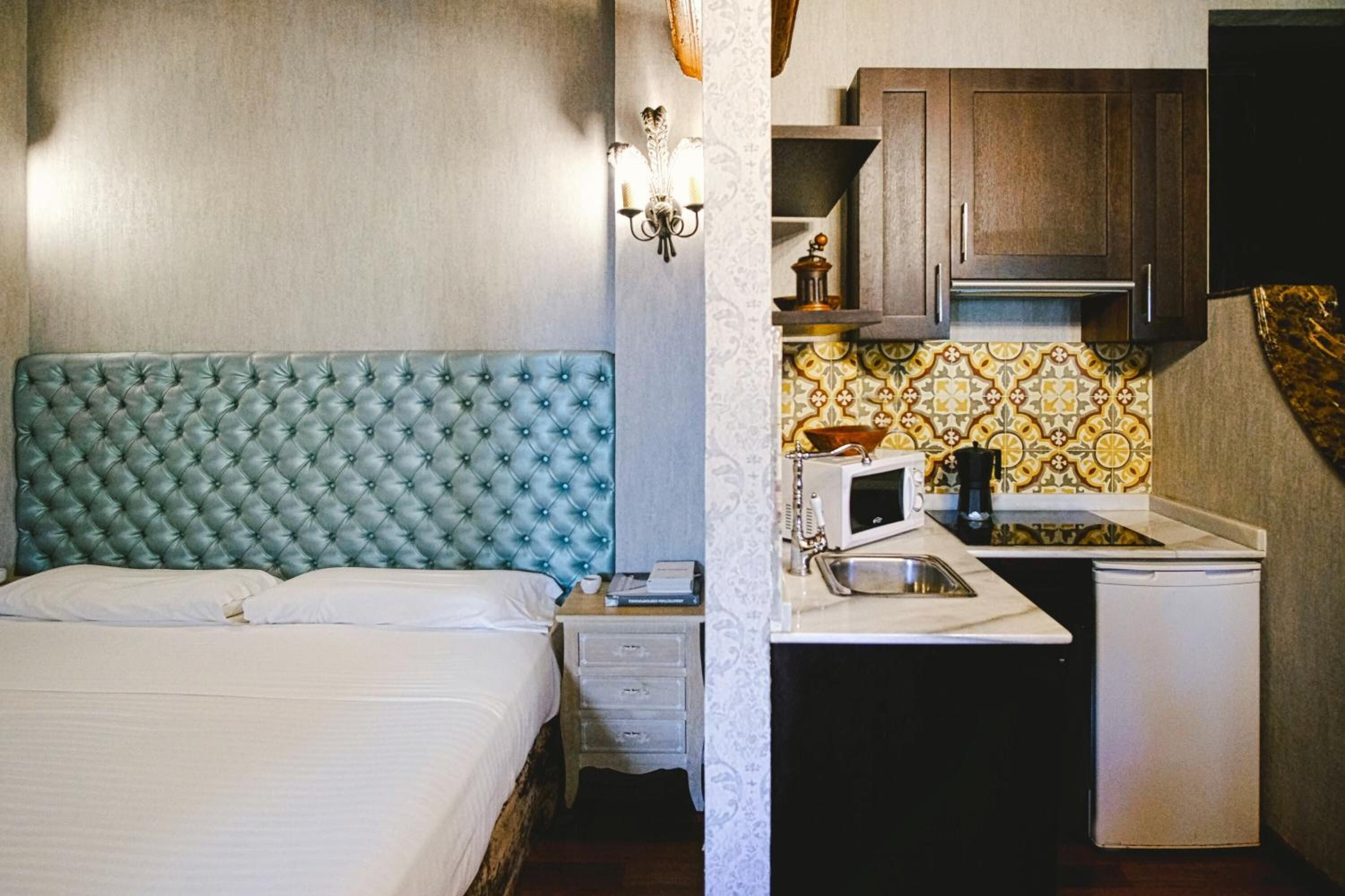 soundproofing, free wifi, bed sheets