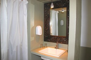 Suite estudio Deluxe (2) | Lavabo del cuarto de baño