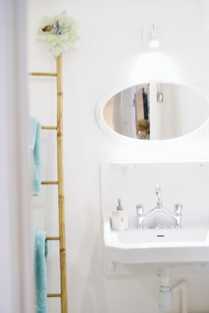 Ensemble douche/baignoire, sèche-cheveux, serviettes fournies, savon