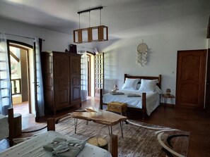 Family Room (La Landaise) | Premium bedding, Select Comfort beds, individually decorated - Chambre d'Hôtes La Bastide de Villenave (Villenave)