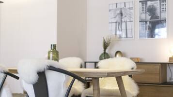 Deluxe Apartment | Living area | 110-cm flat-screen TV with cable channels, TV